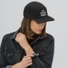 The Fueled Squad 5-Panel-Cap in der Farbe Schwarz, am weiblichen Model – Streetwear für Läufer