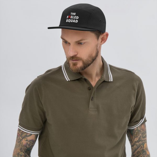 The Fueled Squad 5-Panel-Cap in der Farbe Schwarz/On Fire, am männlichen Model – Streetwear für Läufer