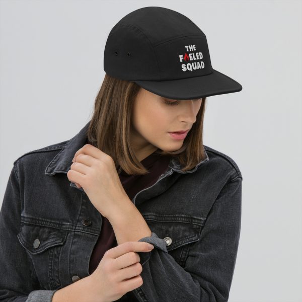 The Fueled Squad 5-Panel-Cap in der Farbe Schwarz/On Fire, am weiblichen Model – Streetwear für Läufer