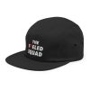 The Fueled Squad 5-Panel-Cap, linke Seite, in der Farbe Schwarz/On Fire – Streetwear für Läufer