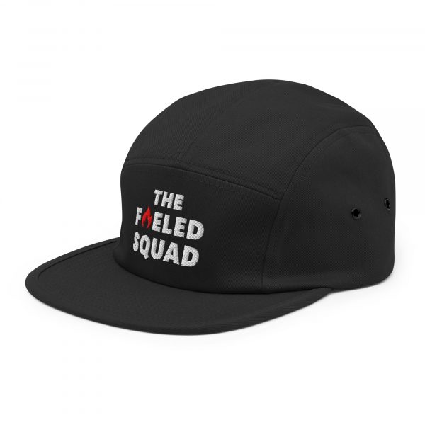 The Fueled Squad 5-Panel-Cap, linke Seite, in der Farbe Schwarz/On Fire – Streetwear für Läufer