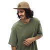 The Fueled Squad 5-Panel-Cap in der Farbe Khaki, am Model – Streetwear für Läufer