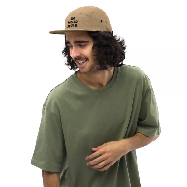 The Fueled Squad 5-Panel-Cap in der Farbe Khaki, am Model – Streetwear für Läufer