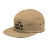 The Fueled Squad 5-Panel-Cap in der Farbe Khaki, linke Seite – Streetwear für Läufer