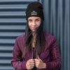 The Fueled Squad Strick-Beanie in der Farbe Schwarz an einem weiblichen Model – Streetwear für Läufer