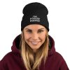 The Fueled Squad Strick-Beanie in der Farbe Schwarz an einem weiterem weiblichen Model – Streetwear für Läufer