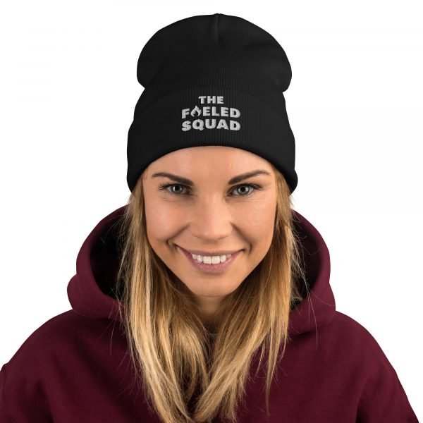 The Fueled Squad Strick-Beanie in der Farbe Schwarz an einem weiterem weiblichen Model – Streetwear für Läufer