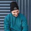 The Fueled Squad Strick-Beanie in der Farbe Schwarz am männlichen Model – Streetwear für Läufer
