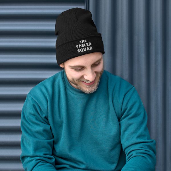 The Fueled Squad Strick-Beanie in der Farbe Schwarz am männlichen Model – Streetwear für Läufer