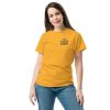 Snack & Conquer-T-Shirt (unisex) in der Farbe Gold, Frontansicht, am weiblichen Model – Streetwear für Läufer