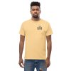 Snack & Conquer-T-Shirt (unisex) in der Farbe Yellow Haze, Frontansicht, am männlichen Model – Streetwear für Läufer