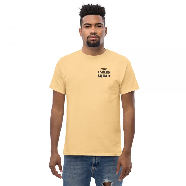 Snack & Conquer-T-Shirt (unisex) in der Farbe Yellow Haze, Frontansicht, am männlichen Model – Streetwear für Läufer