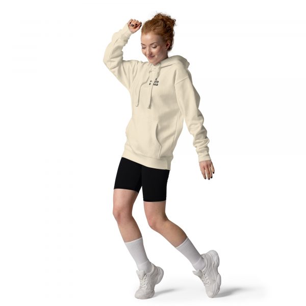Snack & Conquer-Hoodie in der Farbe Bone, Frontansicht am weiblichen Model – Streetwear für Läufer