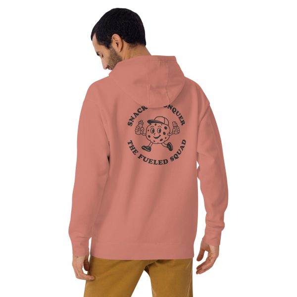 Snack & Conquer-Hoodie in der Farbe Dusty Rose, Rückansicht am männlichen Model – Streetwear für Läufer