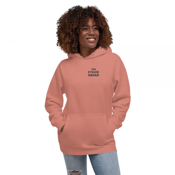 Snack & Conquer-Hoodie in der Farbe Dusty Rose, Frontansicht am weiblichen Model – Streetwear für Läufer