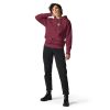 Weibliches Model trägt den Streetwear-Hoodie von The Fueled Squad in der Farbe Maroon