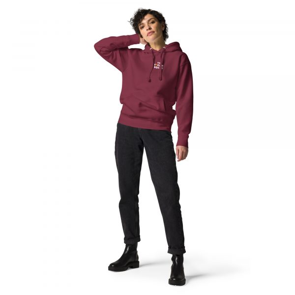 Weibliches Model trägt den Streetwear-Hoodie von The Fueled Squad in der Farbe Maroon