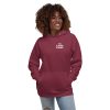 Weiteres weibliches Model trägt den Streetwear-Hoodie von The Fueled Squad in der Farbe Maroon