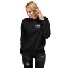 The Fueled Squad Unisex-Sweatshirt in der Farbe Schwarz am weiblichen Model