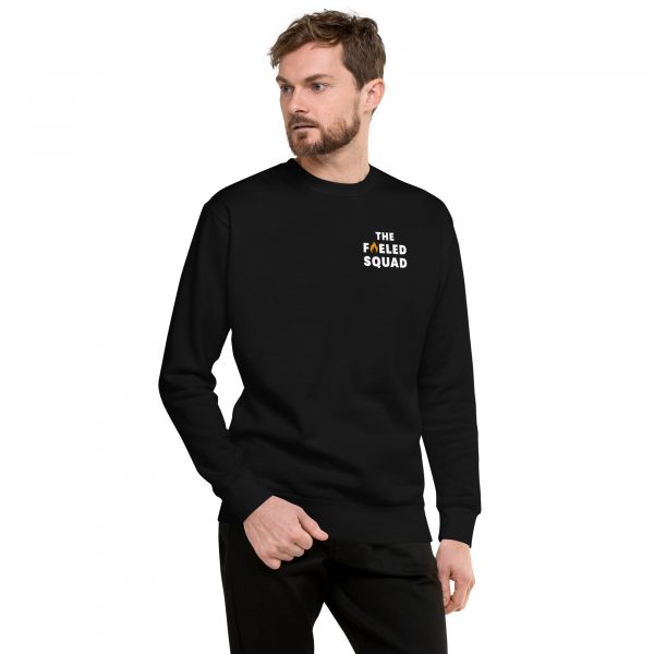 The Fueled Squad Unisex-Sweatshirt in der Farbe Schwarz am männlichen Model