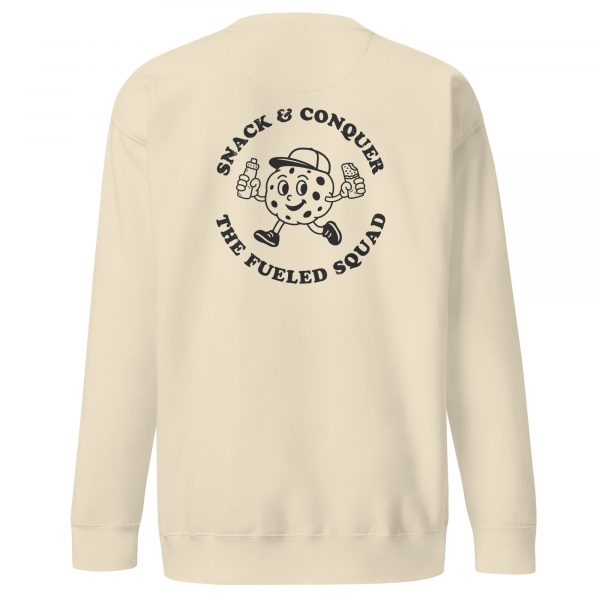 Rückansicht vom Snack & Conquer-Sweatshirt (unisex) von The Fueled Squad in der Farbe Bone – Streetwear für Läufer