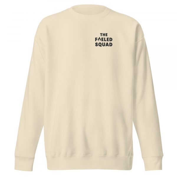 Frontansicht vom Snack & Conquer-Sweatshirt (unisex) von The Fueled Squad in der Farbe Bone – Streetwear für Läufer