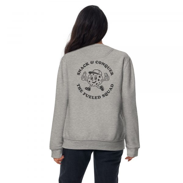 Snack & Conquer-Sweatshirt in der Farbe Carbon Grey, Rückansicht am weiblichen Model – Streetwear für Läufer