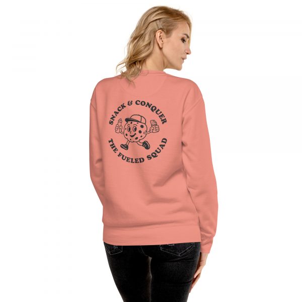 Snack & Conquer-Sweatshirt in der Farbe Dusty Rose, Rückansicht am weiblichen Model – Streetwear für Läufer