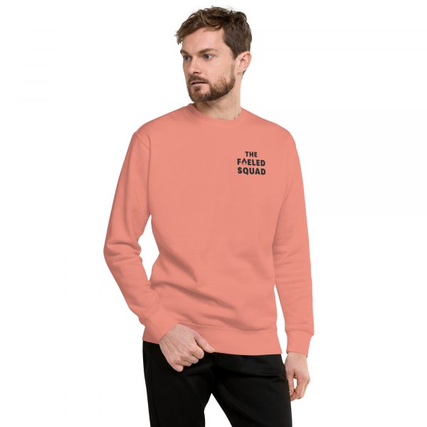 Snack & Conquer-Sweatshirt in der Farbe Dusty Rose, Frontansicht am männlichen Model – Streetwear für Läufer