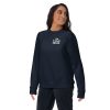 The Fueled Squad Unisex-Sweatshirt in der Farbe Navy am weiblichen Model