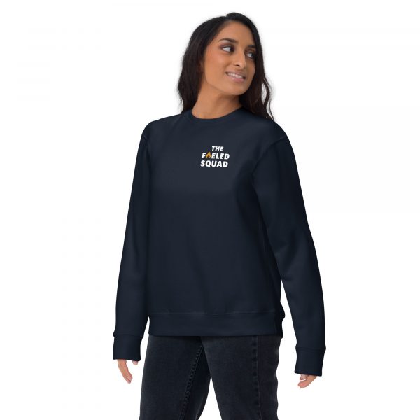 The Fueled Squad Unisex-Sweatshirt in der Farbe Navy am weiblichen Model