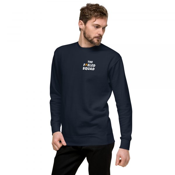 The Fueled Squad Unisex-Sweatshirt in der Farbe Navy am männlichen Model
