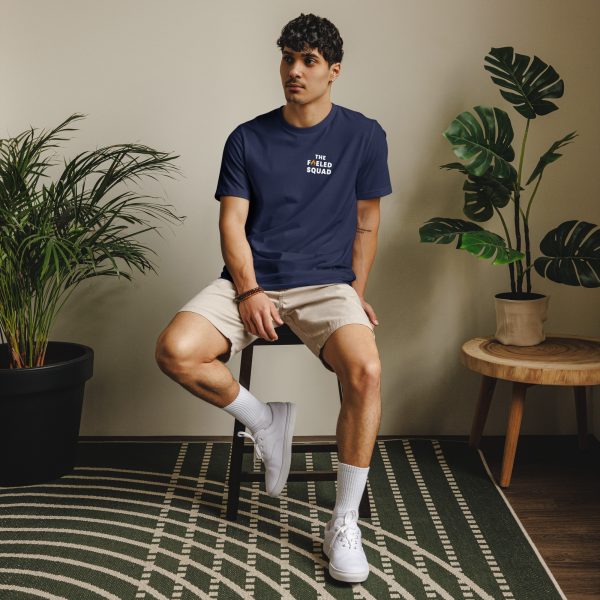 Unisex Streetwear-T-Shirt von The Fueled Squad (Navy, männliches Model)