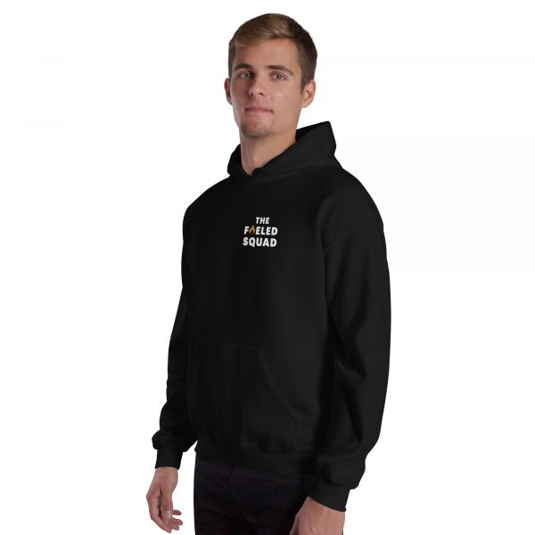 Männliches Model trägt den Good Things Take Time-Hoodie von The Fueled Squad in der Farbe Schwarz