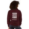 Good Things Take Time-Hoodie in der Farbe Kastanienbraun/Weinrot, Rückansicht am weiblichen Model – Streetwear für Läufer