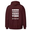 Good Things Take Time-Hoodie in der Farbe Kastanienbraun/Weinrot, Rückansicht – Streetwear für Läufer