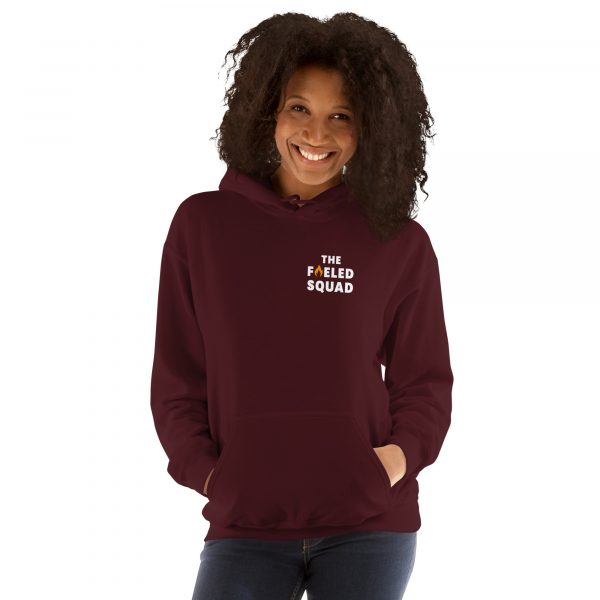 Weibliches Model trägt den Good Things Take Time-Hoodie von The Fueled Squad in der Farbe Kastanienbraun/Weinrot