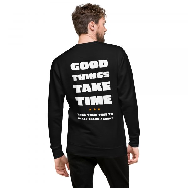 Good Things Take Time-Sweatshirt in der Farbe Schwarz, Rückansicht am männlichen Model – Streetwear für Läufer