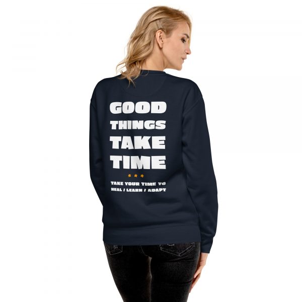 Good Things Take Time-Sweatshirt in der Farbe Navy, Rückansicht am weiblichen Model – Streetwear für Läufer