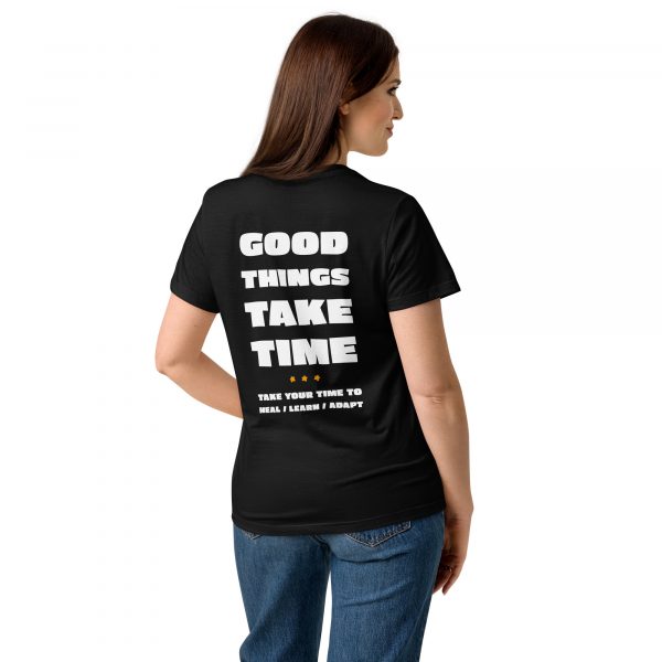 Good Things Take Time-Damen-T-Shirt in der Farbe Schwarz, Rückansicht, am weiblichen Model – Streetwear für Läufer